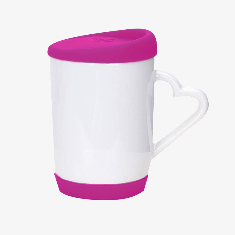 Taza Blanca con asa corazón y tapa de silicona color rosa