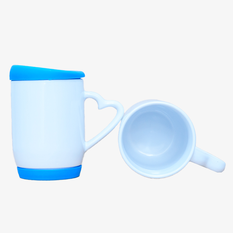 Taza Blanca con asa corazón y tapa de silicona color azul