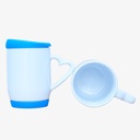 Taza Blanca con asa corazón y tapa de silicona color azul